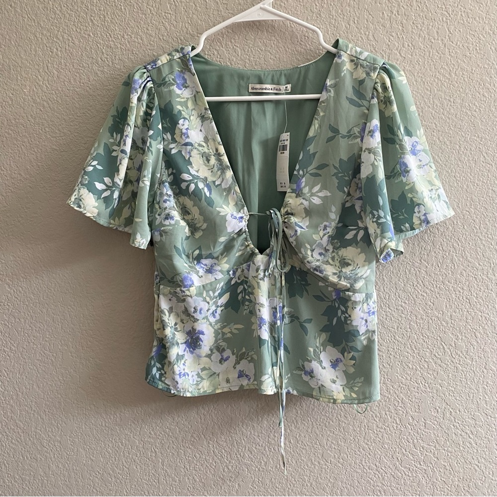 NWT Abercrombie Sage Green Floral Flutter Sleeve Tie Front Keyhole Blouse 🍃